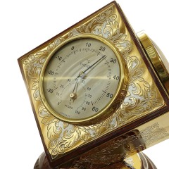 Настольная метеостанция «Куб» — полезный аксессуар который подчеркнет стиль рабочего места руководителя
