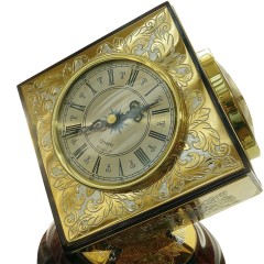 Настольная метеостанция «Куб» — полезный аксессуар который подчеркнет стиль рабочего места руководителя