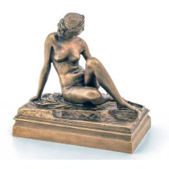 Скульптурная композиция девушки «Сидящая Диана» из бронзы