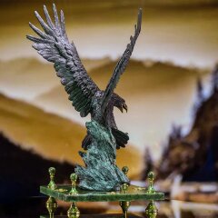 Сувенирная композиция статуэтки «Сокол» на подставке из камня нефрит