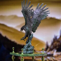 Сувенирная композиция статуэтки «Сокол» на подставке из камня нефрит