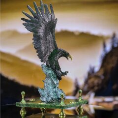 Сувенирная композиция статуэтки «Сокол» на подставке из камня нефрит