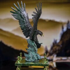 Сувенирная композиция статуэтки «Сокол» на подставке из камня нефрит