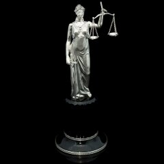 Серебряная статуэтка «Фемида» на постаменте из камня обсидиан