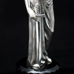 Серебряная статуэтка «Фемида» на постаменте из камня обсидиан