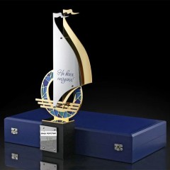 Наградной бизнес сувенир «На всех парусах» в подарок руководителю на юбилей компании