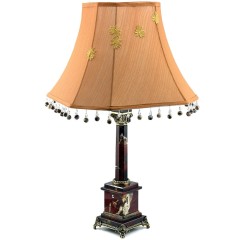 Настольная лампа «Тиффани» с бежевым абажуром для интерьера гостиной