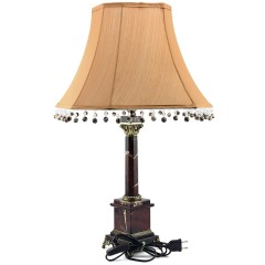 Настольная лампа «Тиффани» с бежевым абажуром для интерьера гостиной