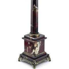 Настольная лампа «Тиффани» с бежевым абажуром для интерьера гостиной