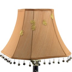 Настольная лампа «Тиффани» с бежевым абажуром для интерьера гостиной