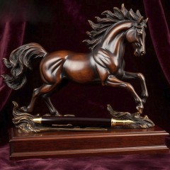 Интерьерная статуэтка «Конь в красном» с подставкой для ручек — символ 2026 года