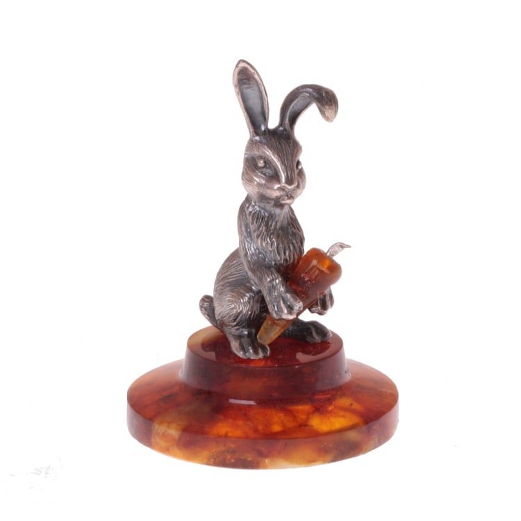 Бронзовая фигурка «Кролик с морковкой» на подставке из янтаря