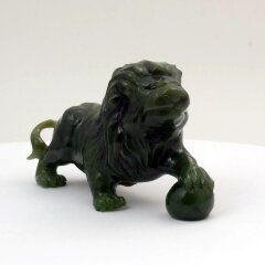 Нефритовая статуэтка ручной работы «Лев с шаром»