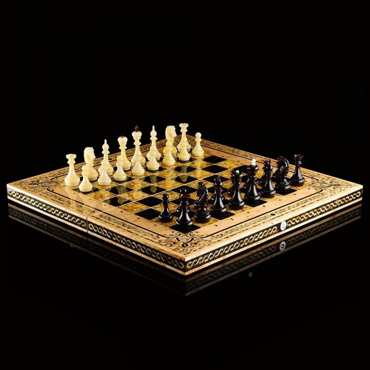 Подарочные шахматы «Арабески» из карельской берёзы и янтаря