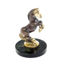 Маленькая статуэтка «Лошадка на дыбах» — новогодний подарок 2026 года