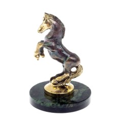 Маленькая статуэтка «Лошадка на дыбах» — новогодний подарок 2026 года