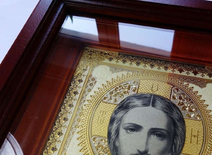 Икона Иисуса Христа в киоте