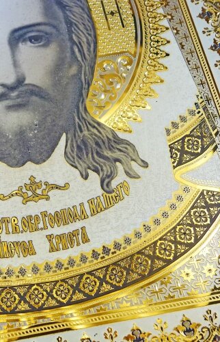 Икона Иисуса Христа в киоте