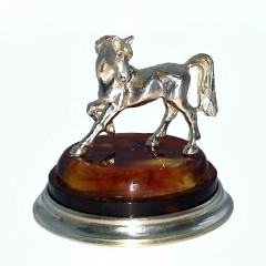 Сувенирная фигура «Лошадка» на янтарной подставке — новогодний символ 2026 года