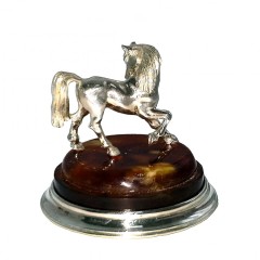 Сувенирная фигура «Лошадка» на янтарной подставке — новогодний символ 2026 года