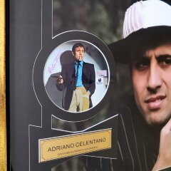 Аутентичный автограф «Адриано Челентано» на фотографии