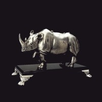 Большая серебряная фигурка «Носорог» на камне обсидиан