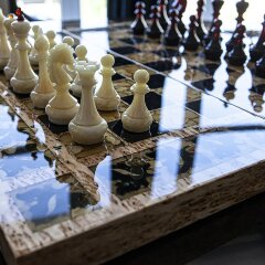 Подарочные шахматы «Осень» из карельской берёзы и янтаря