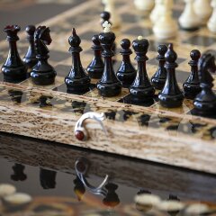 Подарочные шахматы «Осень» из карельской берёзы и янтаря