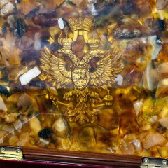 Деревянный ларец «Герб РФ» с натуральным янтарём