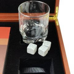 Подарочный набор с книгой «Чистый виски. Настольный путеводитель»