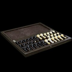 Подарочные шахматы «Олива» из морёного дуба и янтаря