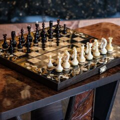 Подарочные шахматы «Олива» из морёного дуба и янтаря