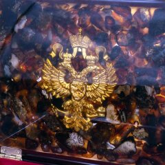 Деревянная шкатулка «Герб России» с натуральным янтарём