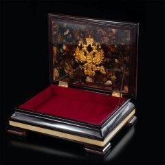 Деревянная шкатулка «Герб России» с натуральным янтарём