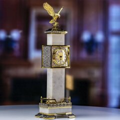 Настольные часы «Орёл» из белого мрамора с позолоченной фигуркой