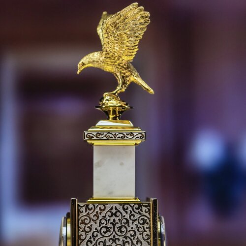 Настольные часы «Орёл» из белого мрамора с позолоченной фигуркой