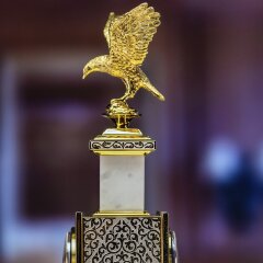 Настольные часы «Орёл» из белого мрамора с позолоченной фигуркой