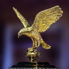 Настольные часы «Орёл» из белого мрамора с позолоченной фигуркой