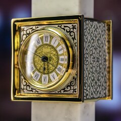 Настольные часы «Орёл» из белого мрамора с позолоченной фигуркой