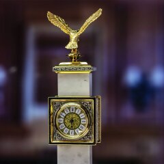 Настольные часы «Орёл» из белого мрамора с позолоченной фигуркой