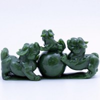 Сувенирная статуэтка «Собаки у шара» из нефрита