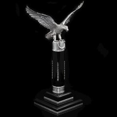 Серебряная фигурка «Орёл» на стелле из камня обсидиан в подарок руководителю