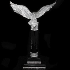 Серебряная фигурка «Орёл» на стелле из камня обсидиан в подарок руководителю