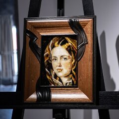 Интерьерная картина «Девушка в клетчатом платке» из янтаря и ценных пород дерева