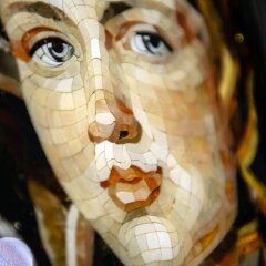 Интерьерная картина «Девушка в клетчатом платке» из янтаря и ценных пород дерева