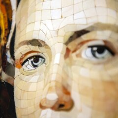 Интерьерная картина «Девушка в клетчатом платке» из янтаря и ценных пород дерева