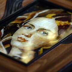 Интерьерная картина «Девушка в клетчатом платке» из янтаря и ценных пород дерева