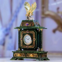 Интерьерные часы «Орёл» из зелёного нефрита с позолоченной фигуркой