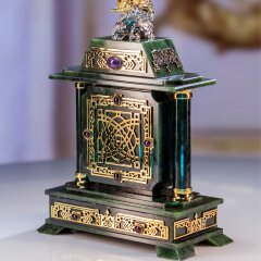 Интерьерные часы «Орёл» из зелёного нефрита с позолоченной фигуркой