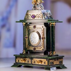 Интерьерные часы «Орёл» из зелёного нефрита с позолоченной фигуркой